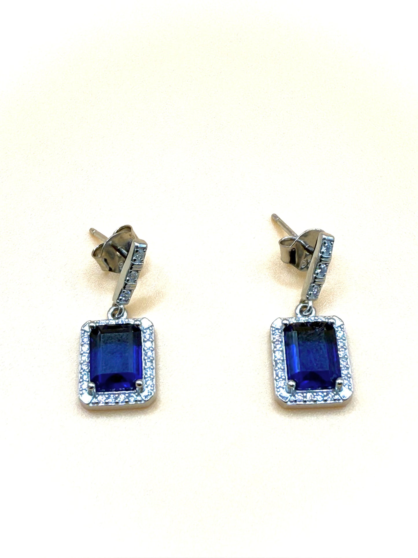 Boucles d’oreilles pendantes femme – Pierre carrée bleue sertie de zircon – Argent 925