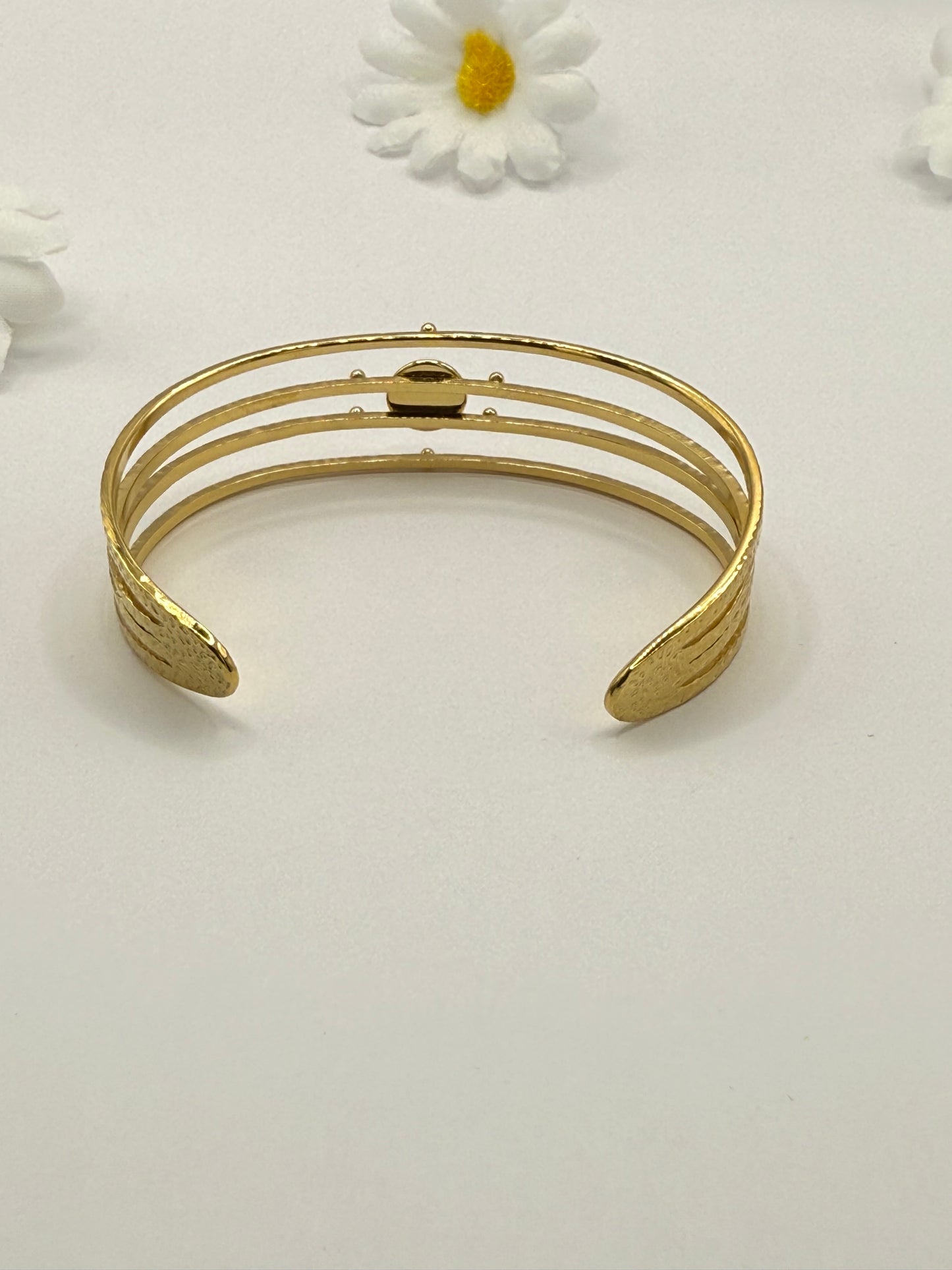 Bracelet Manchette Doré Femme Martelé avec Pierre Nacrée – Acier Inoxydable Hypoallergénique