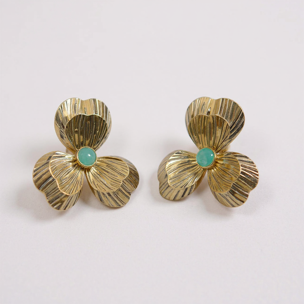 Boucles d’Oreilles Fleur Dorée Femme – Acier Inoxydable 316L – Pétales Sculptés & Pierre Verte Élégante