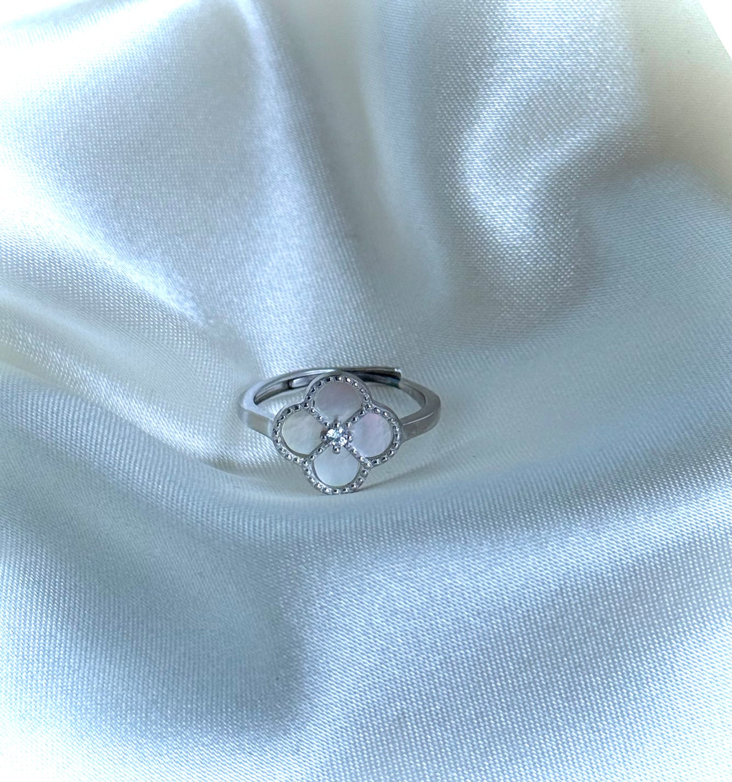Bague trèfle – Argent 925 avec zircon
Clover Ring – 925 Sterling Silver with Zircon