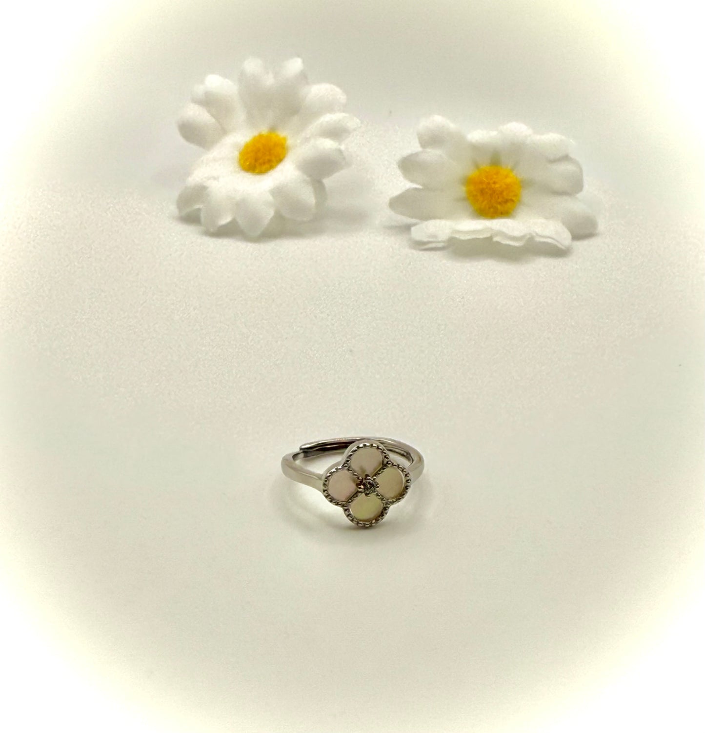 Bague trèfle – Argent 925 avec zircon
Clover Ring – 925 Sterling Silver with Zircon