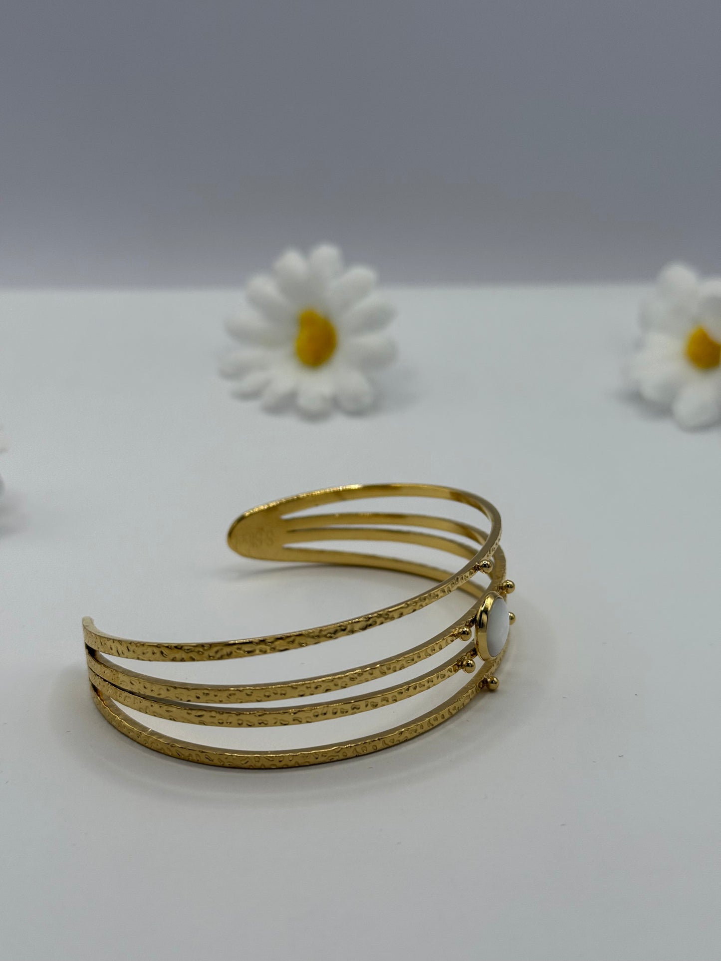 Bracelet Manchette Doré Femme Martelé avec Pierre Nacrée – Acier Inoxydable Hypoallergénique