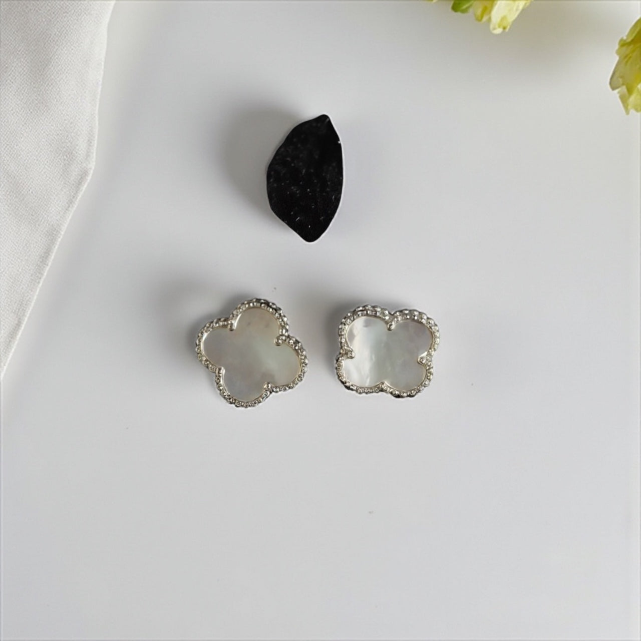 Boucles d’Oreilles Trèfle en Argent 925 – Nacre Blanche