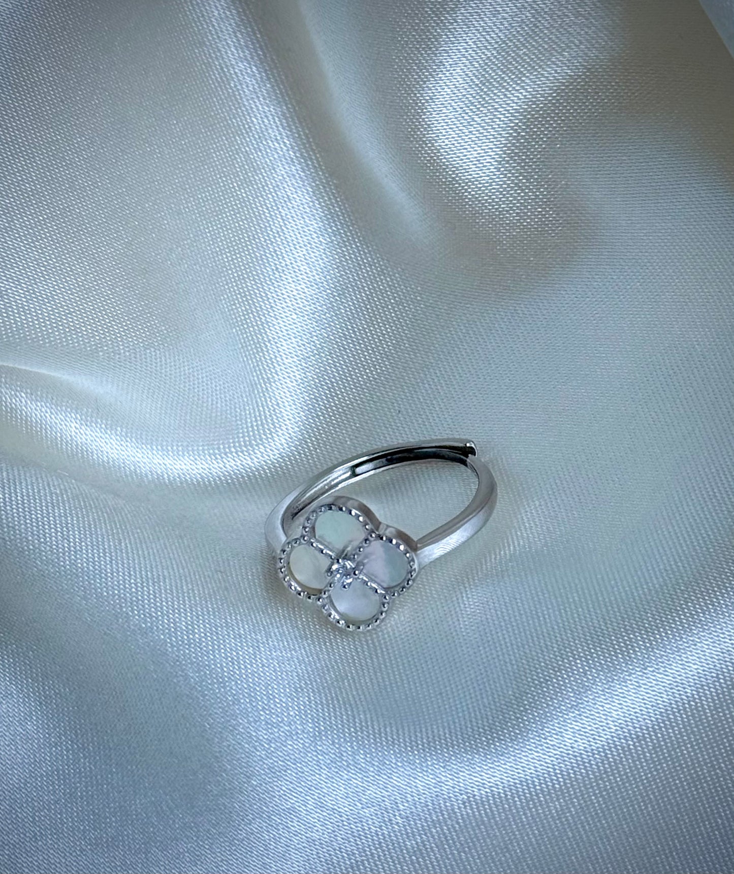 Bague trèfle – Argent 925 avec zircon
Clover Ring – 925 Sterling Silver with Zircon