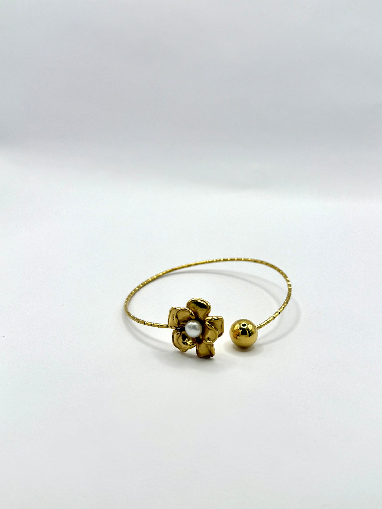 Bracelet Jonc Doré Ajustable – Fleur Sculptée & Perle – Acier Inoxydable 316L Hypoallergénique