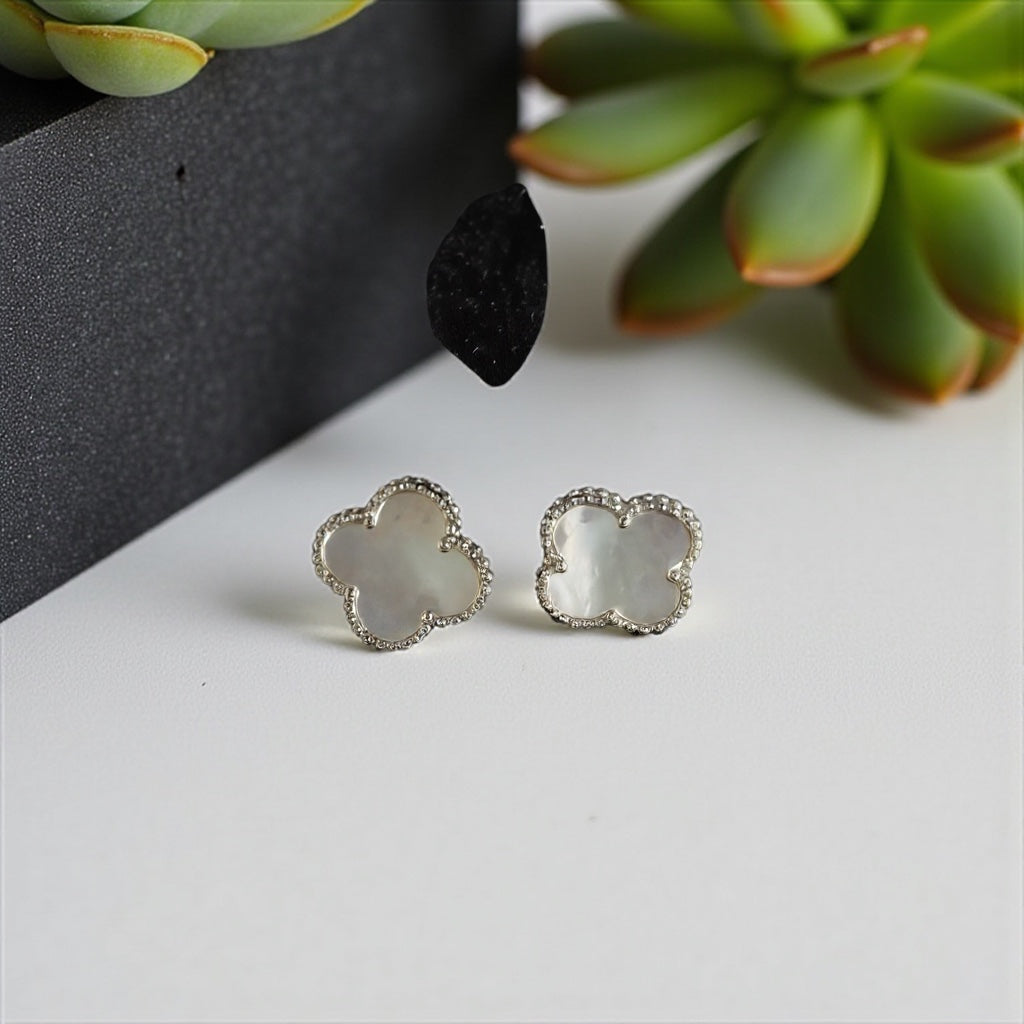 Boucles d’Oreilles Trèfle en Argent 925 – Nacre Blanche