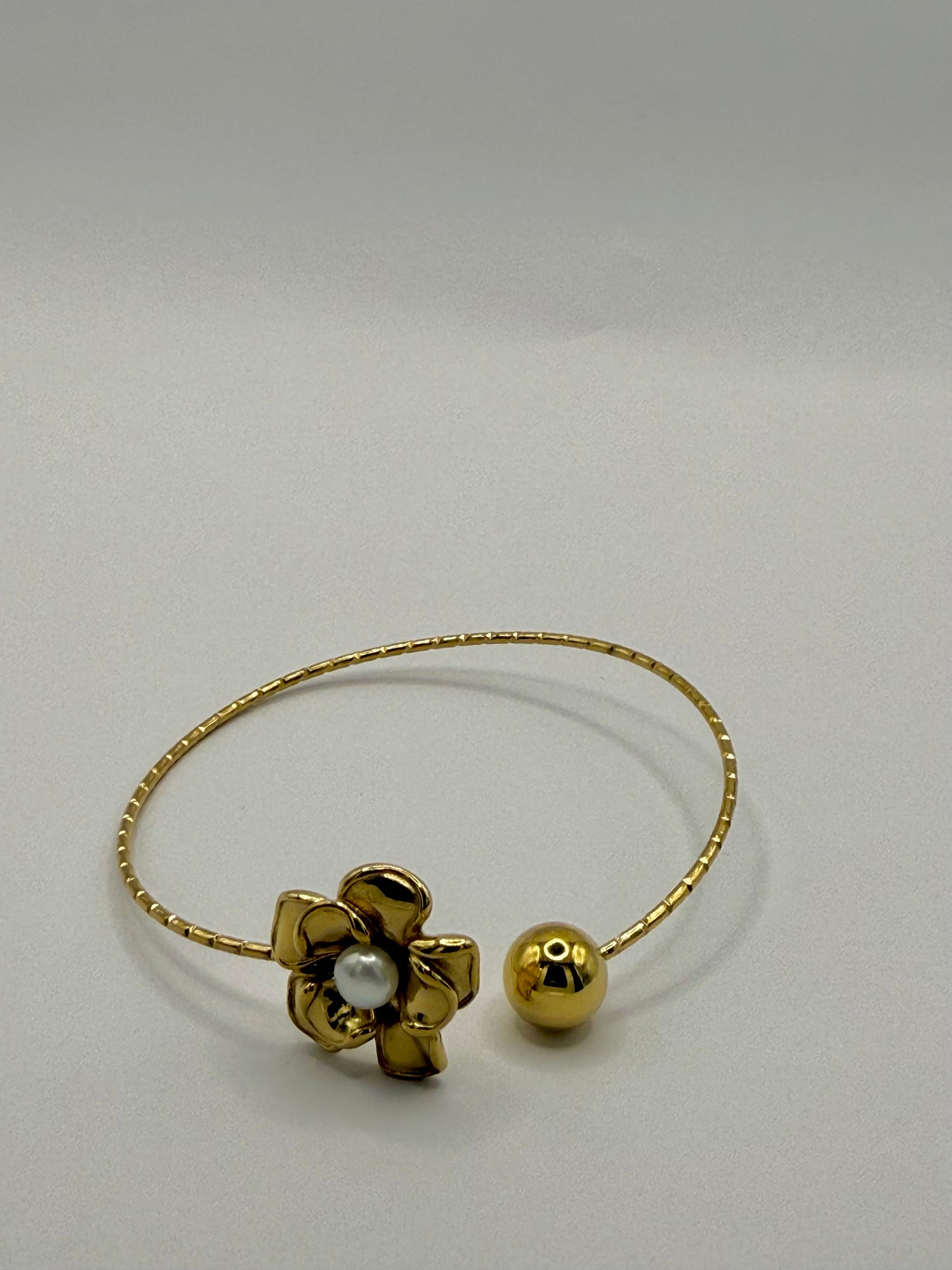 Bracelet Jonc Doré Ajustable – Fleur Sculptée & Perle – Acier Inoxydable 316L Hypoallergénique