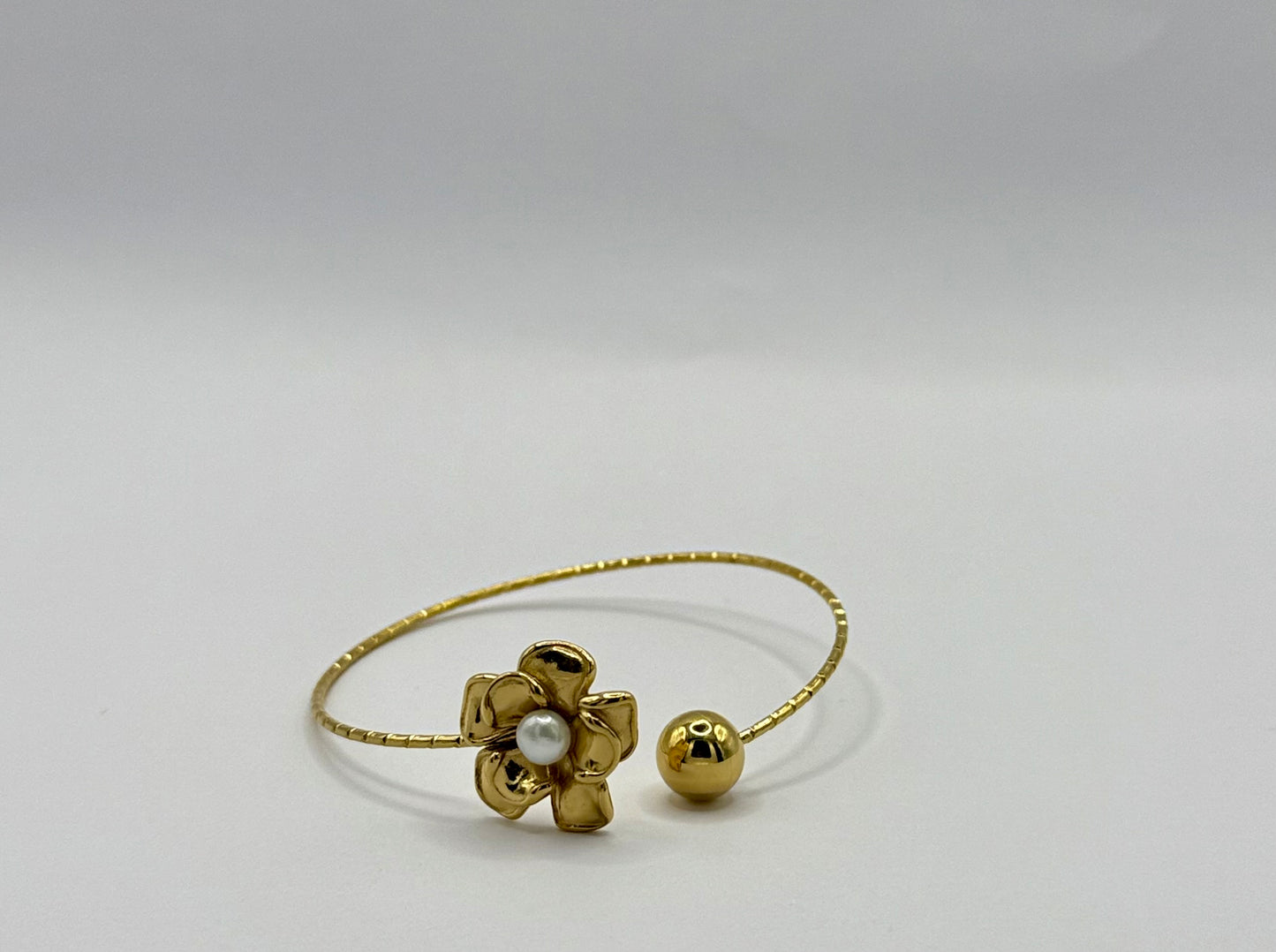 Bracelet Jonc Doré Ajustable – Fleur Sculptée & Perle – Acier Inoxydable 316L Hypoallergénique