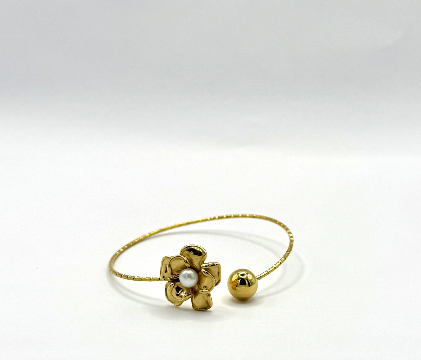 Bracelet Jonc Doré Ajustable – Fleur Sculptée & Perle – Acier Inoxydable 316L Hypoallergénique