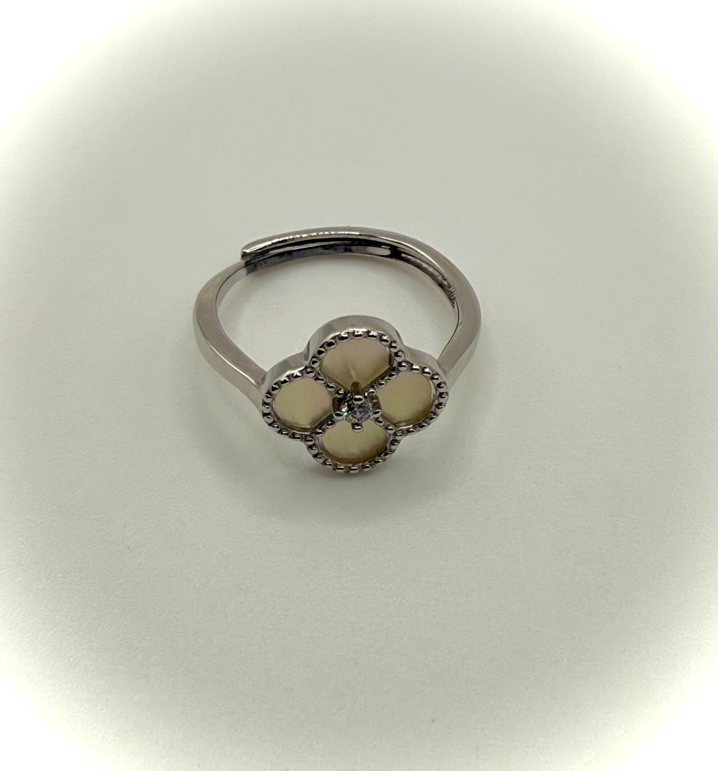 Bague trèfle – Argent 925 avec zircon

Clover Ring – 925 Sterling Silver with Zircon