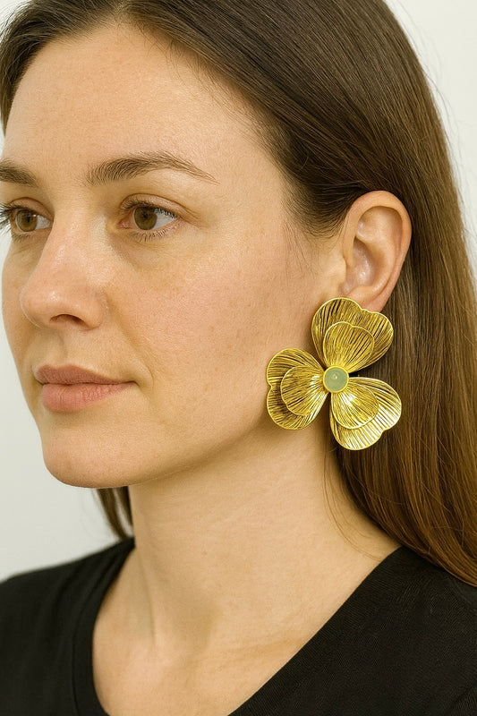 Boucles d’Oreilles Fleur Dorée Femme – Acier Inoxydable 316L – Pétales Sculptés & Pierre Verte Élégante