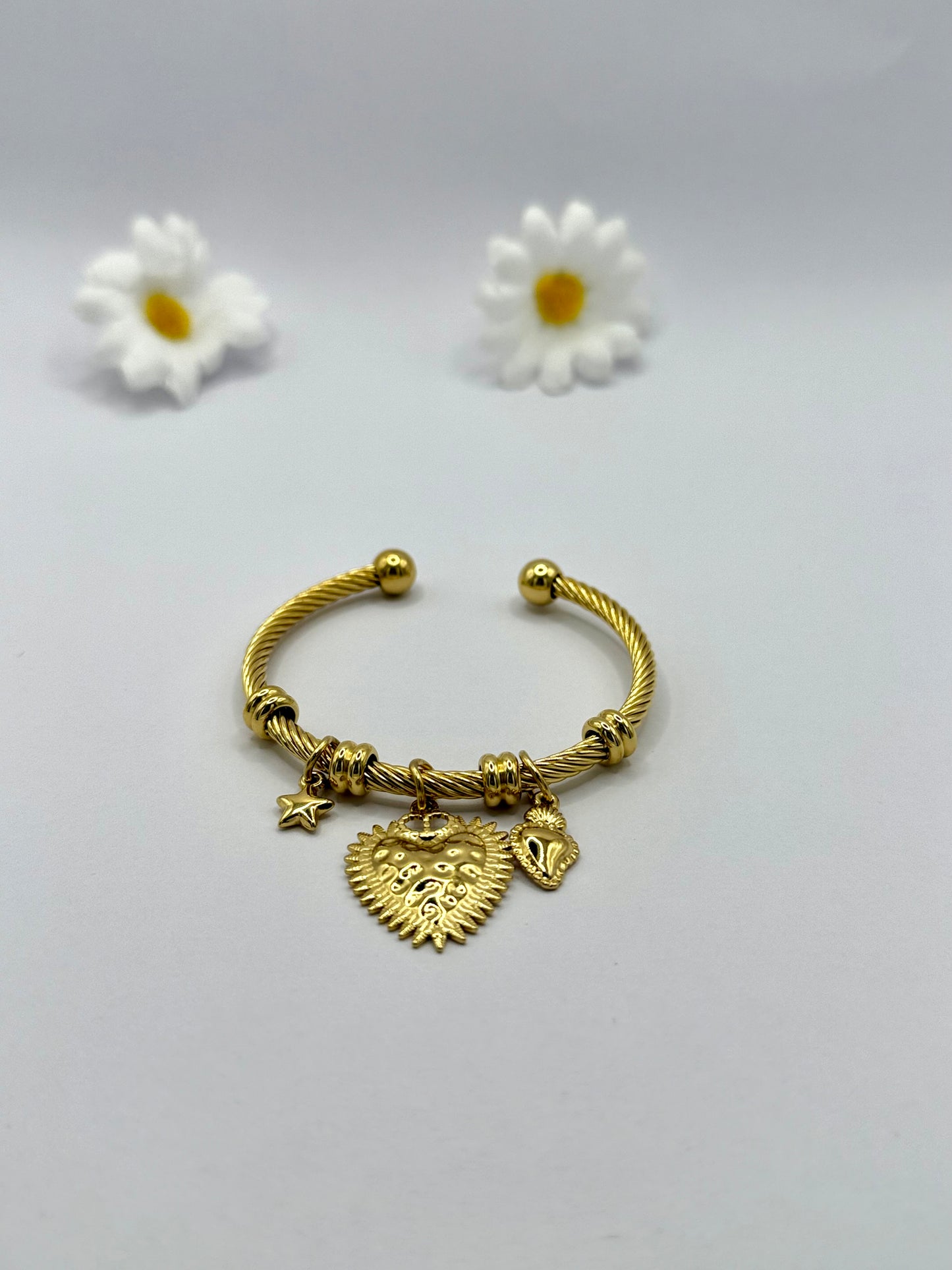 Bracelet Jonc Doré Ajustable – Breloques Cœur, Étoile & Coquillage – Acier Inoxydable 316L Hypoallergénique