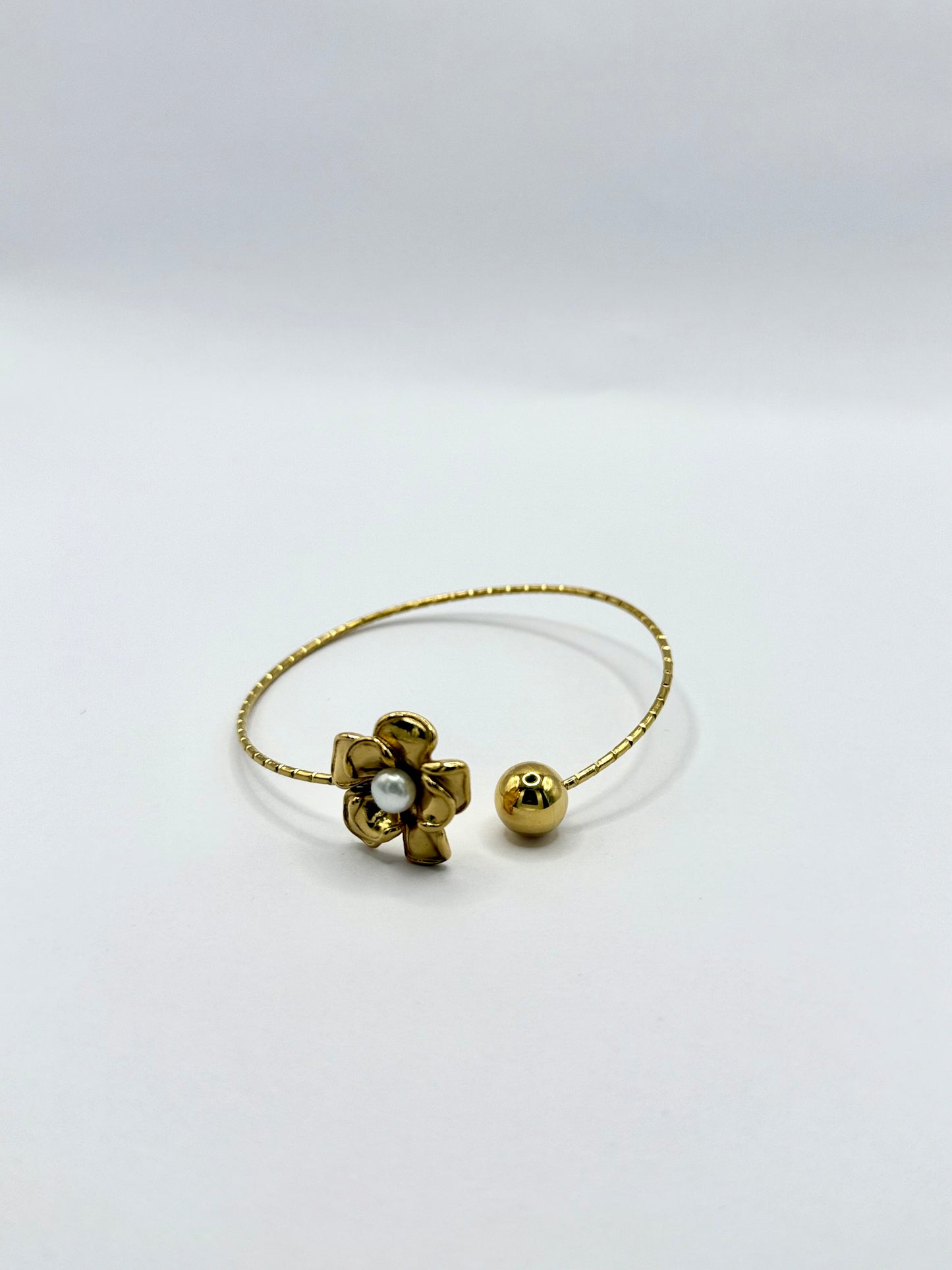 Bracelet Jonc Doré Ajustable – Fleur Sculptée & Perle – Acier Inoxydable 316L Hypoallergénique