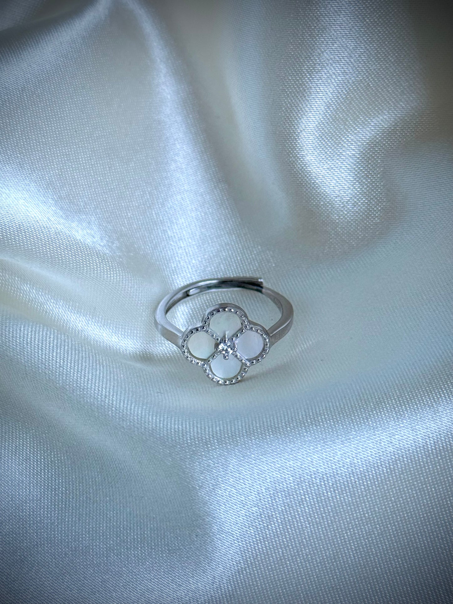 Bague trèfle – Argent 925 avec zircon

Clover Ring – 925 Sterling Silver with Zircon