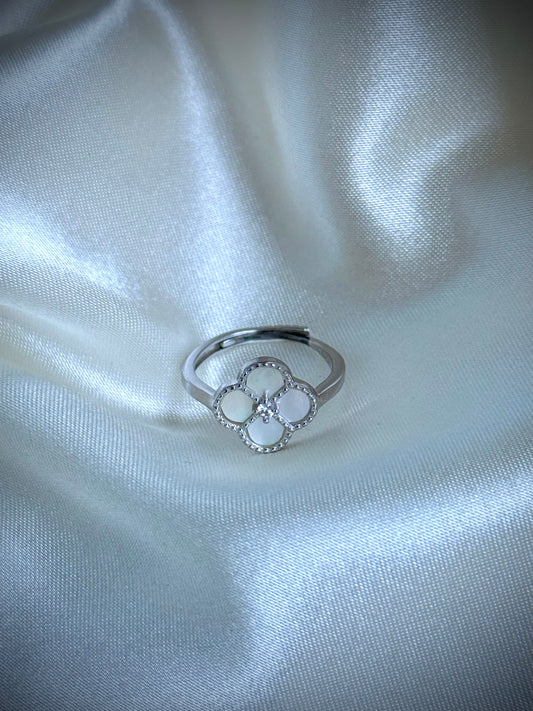Bague trèfle – Argent 925 avec zircon

Clover Ring – 925 Sterling Silver with Zircon
