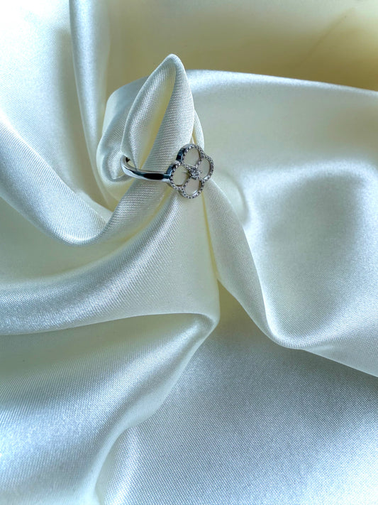 Bague trèfle – Argent 925 avec zircon

Clover Ring – 925 Sterling Silver with Zircon